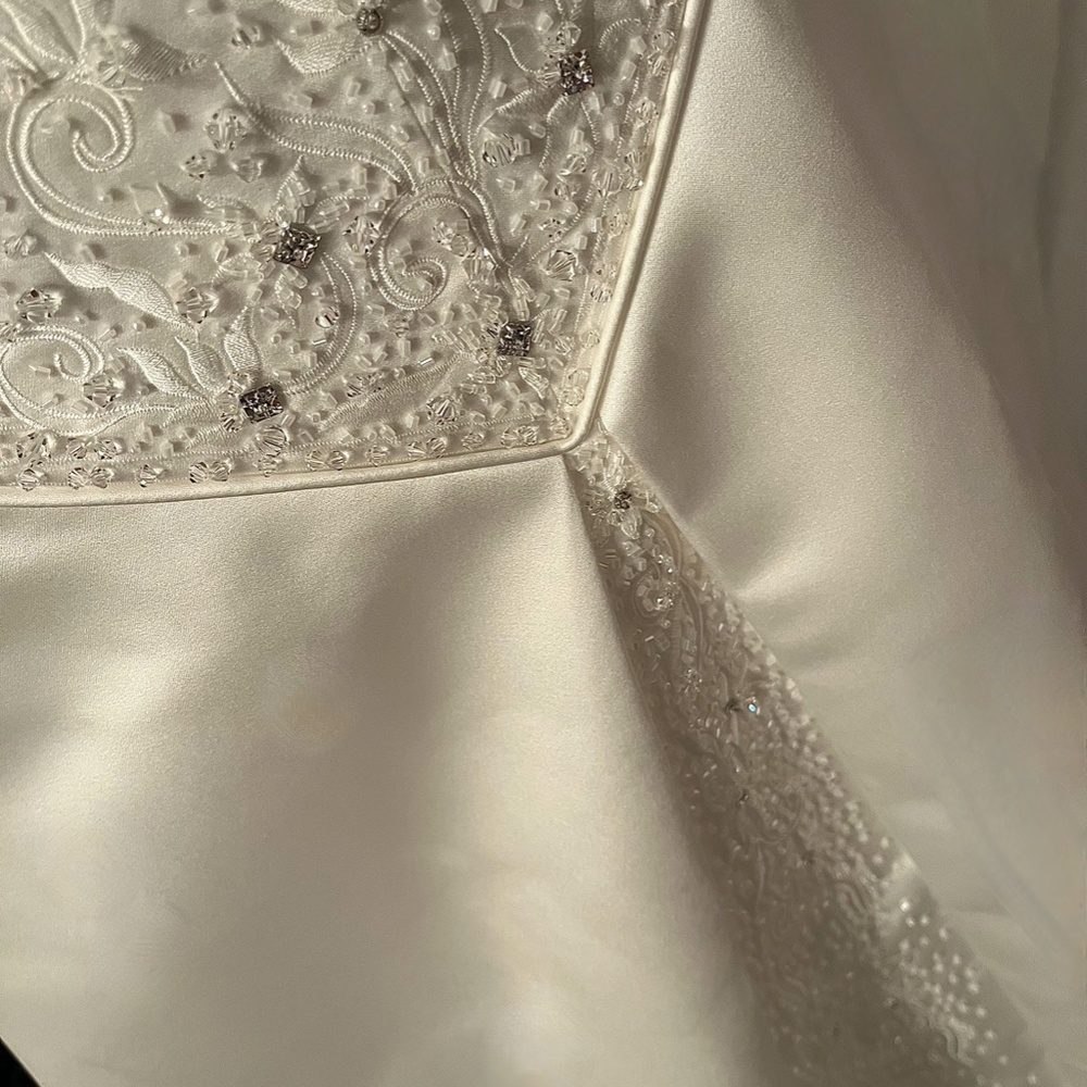 Maggie Sortero beautiful, satin, beaded, corseted wedding dress - Picture 5 of 16